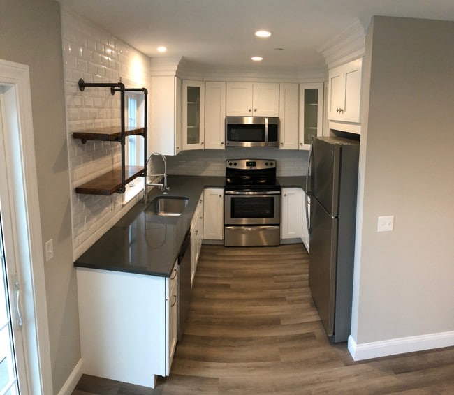 2BD/2.5BA - 6 Stewart Dr