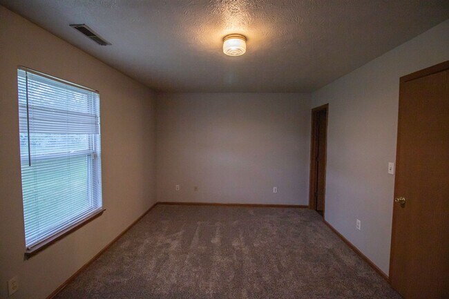 Building Photo - 3521/3523 E Thornhill Circle