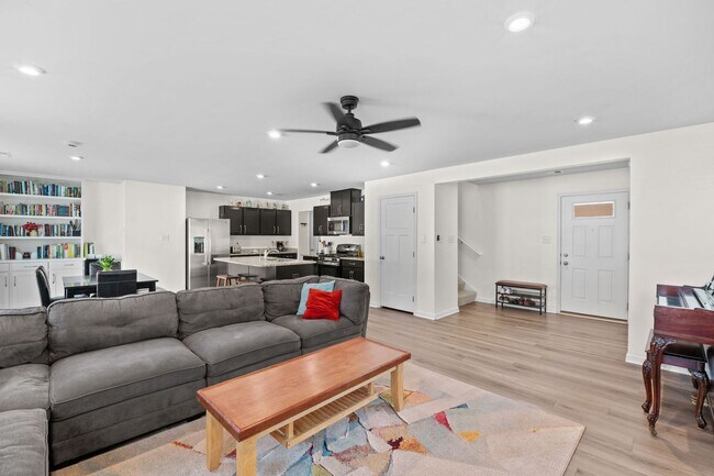 Building Photo - Beautiful 4-Bedroom Home with Fenced Backyard & Open Floor Plan!