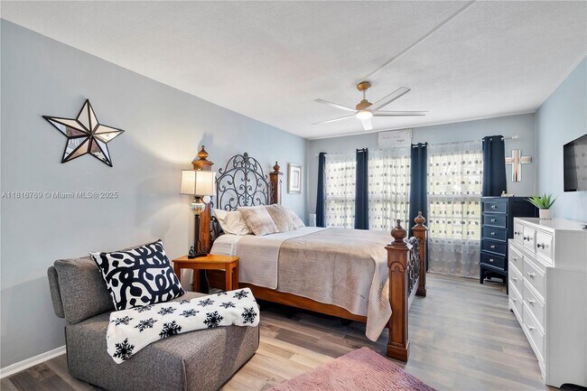 Building Photo - 3150 N Palm Aire Dr