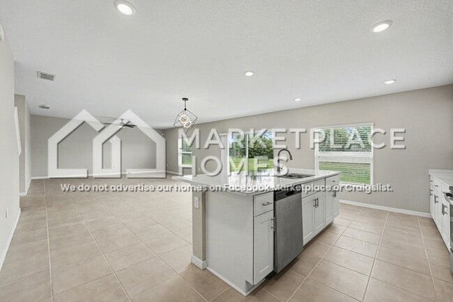 Building Photo - 2044 Rosewood Cir