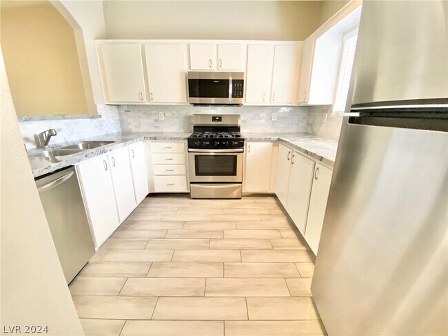 Building Photo - 1900 N Torrey Pines Dr