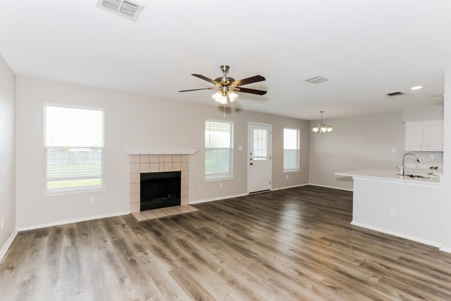 Building Photo - 950 Silver Streak Dr