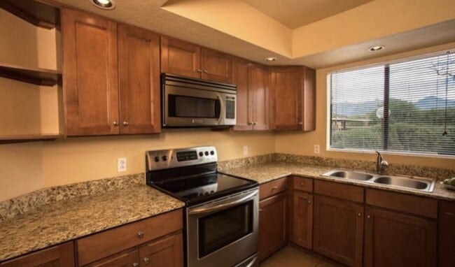 Building Photo - "Discover Modern Comfort: 2-Bed, 2-Bath Condo Tucsons Foothills “