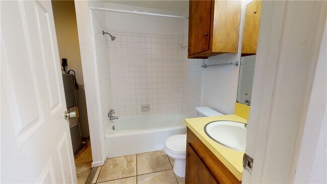 Building Photo - 809 Llano Pl