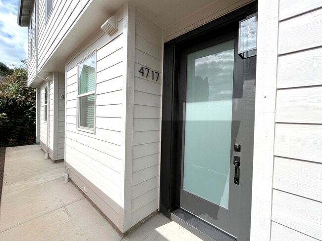 Building Photo - Gorgeous Townhome-Style Unit with Laundry, A/C, Private Patio