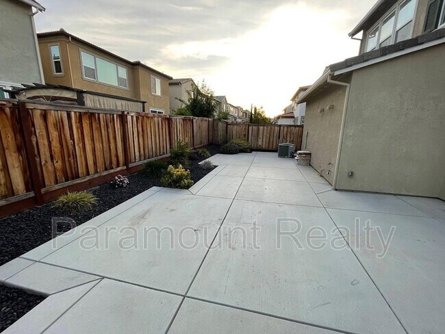 Building Photo - 538 E Marcello Ave