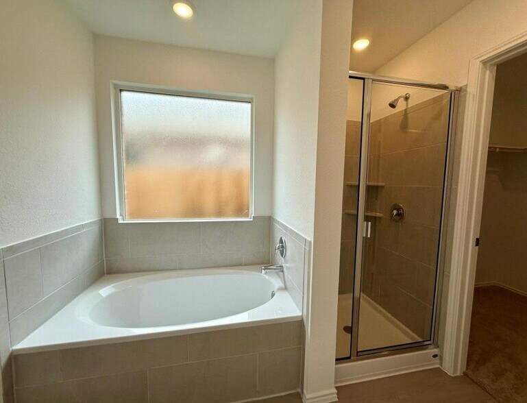 Building Photo - 106 Camargue Dr