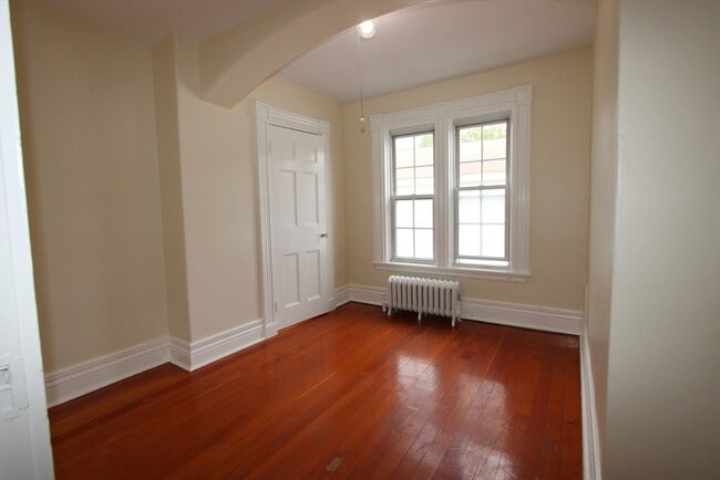 Building Photo - 122 Elm St