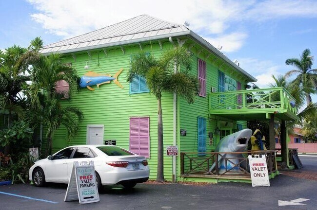 Building Photo - 804 E Windward Way