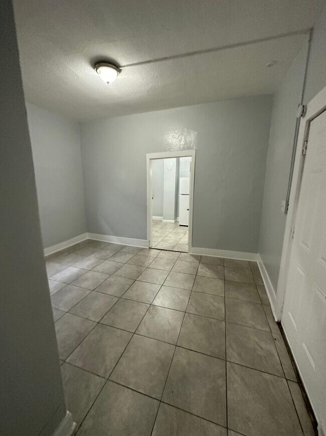 Building Photo - Fully Renovated 1/1 -Single Family  Ready to Move In!