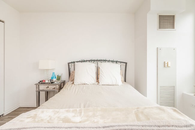 Building Photo - 33 W Ontario St