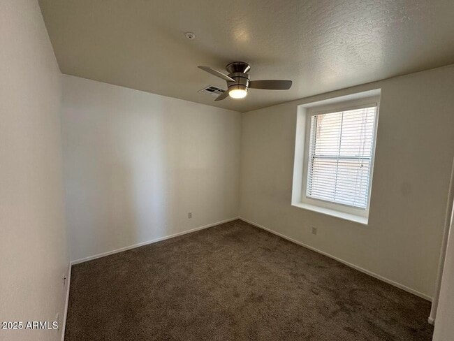 Building Photo - 104 W Laurel Ct