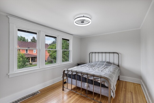 Building Photo - 3 Bedroom; 2 Bathroom near Hanscom Park!