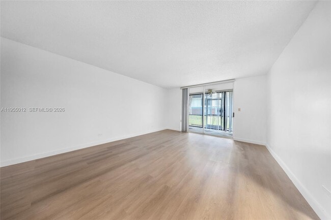 Building Photo - 3650 Inverrary Dr