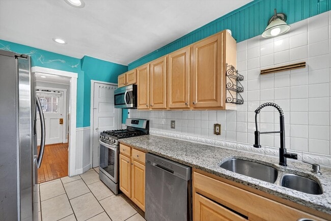 Building Photo - OPEN HOUSE on Sunday Feb 15th from 12 - 2 PM  Turn-key Ready 3 BR 1 BA in Newburgh, NY -$2950