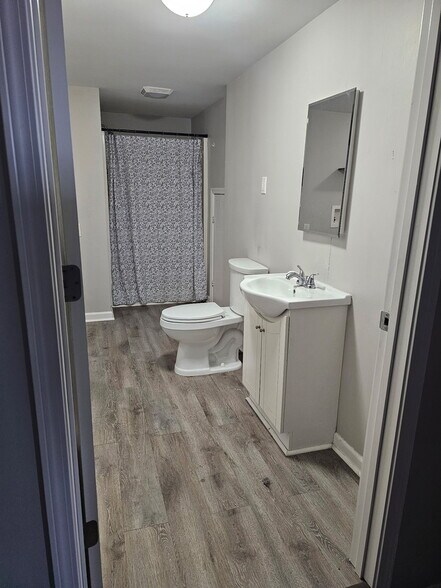 Building Photo - 613 Poplar St