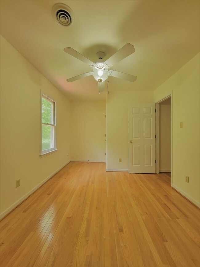 Building Photo - Spacious 3 bedroom 2.5 bath home in South ...