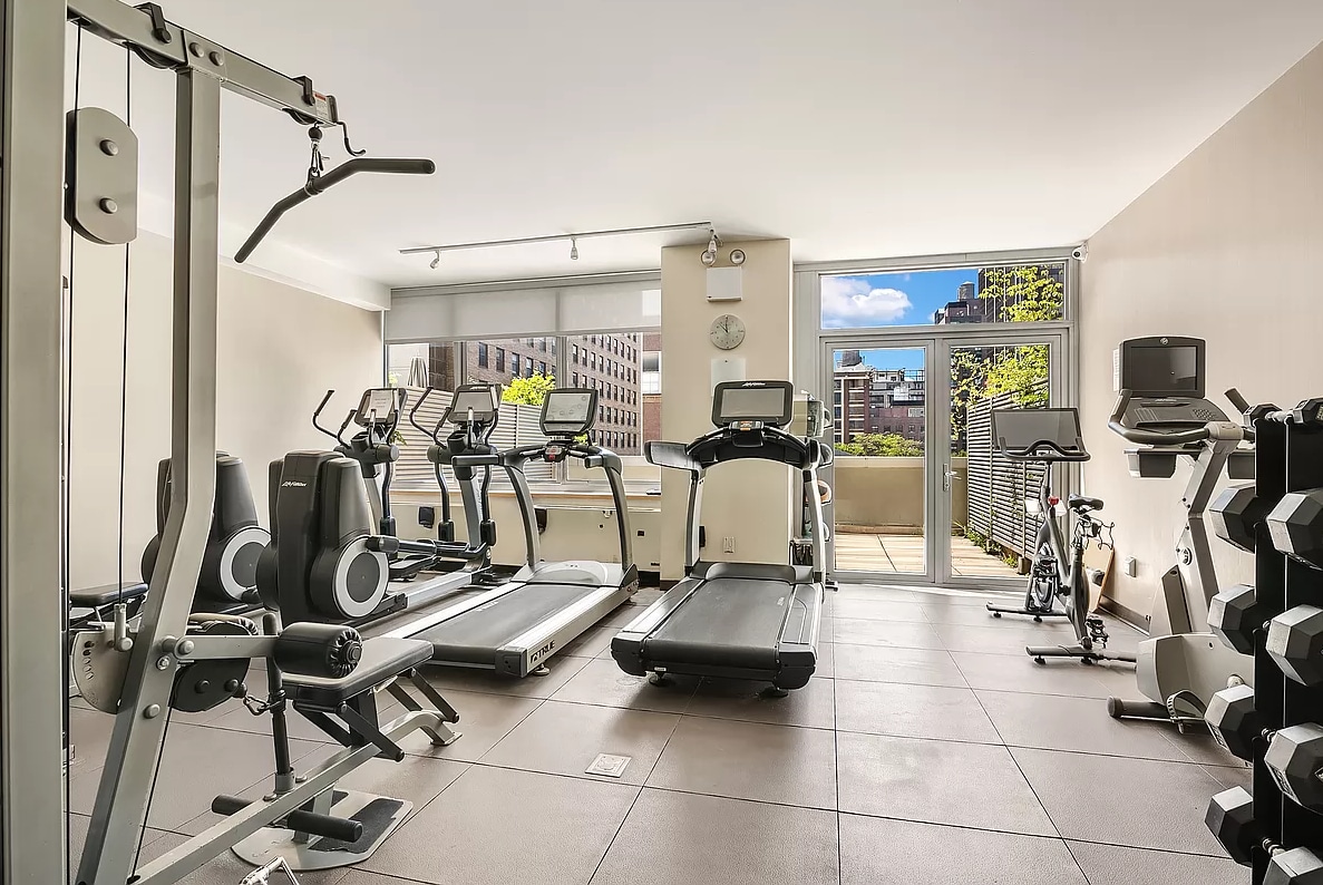 Building Photo - 225 W 60th St