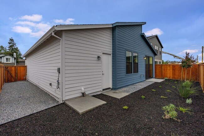 Building Photo - Bright and Beautiful 3 bedroom 2 full bathroom Home! Attached two car tandem garage with large en...