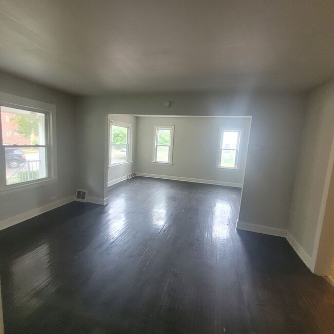 Building Photo - 3219 W 114th St