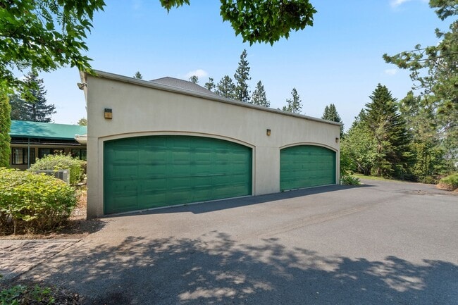 Building Photo - "Experience Luxury Living: Expansive 4-Bedroom Retreat Estate with Scenic Views and Elegant Finis...