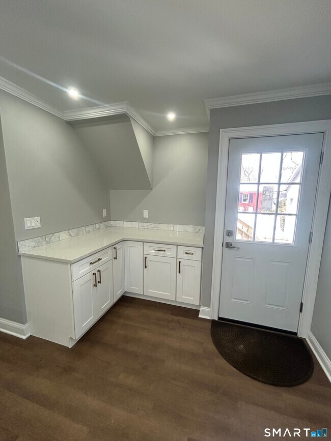 Building Photo - 54 Forest St