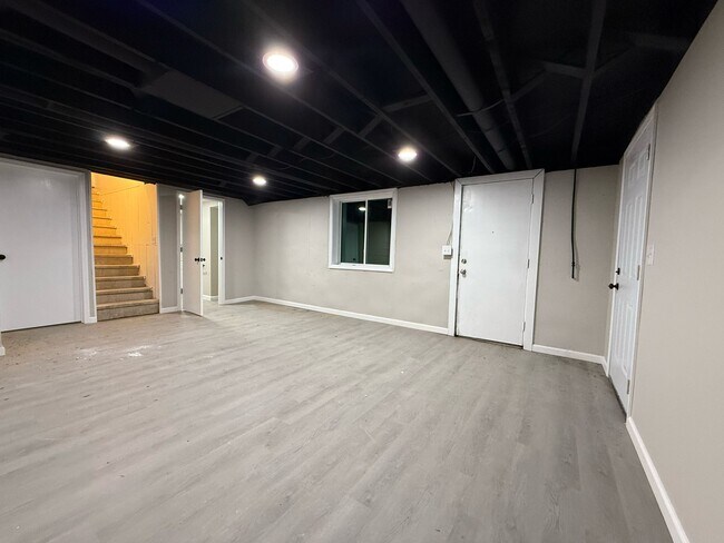 Building Photo - 9900 Richmond Dr