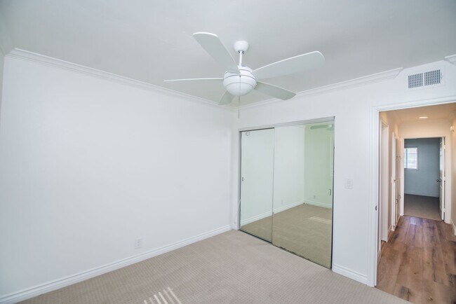Building Photo - Sunny and Bright 3 Bedroom End Unit in Yorktown Villas Neighborhood