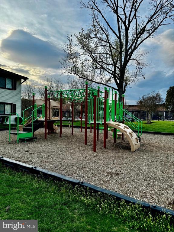 Building Photo - 8402 Jinetes Ct