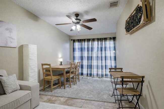 Building Photo - 2409 Leon St