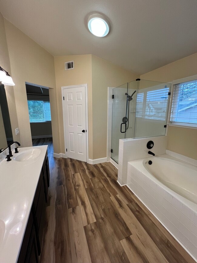 Building Photo - 827 Notre Dame Dr