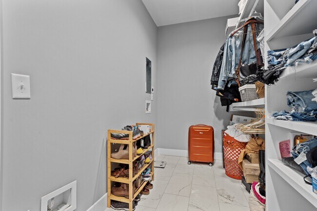 Building Photo - 231 Hillard Rd