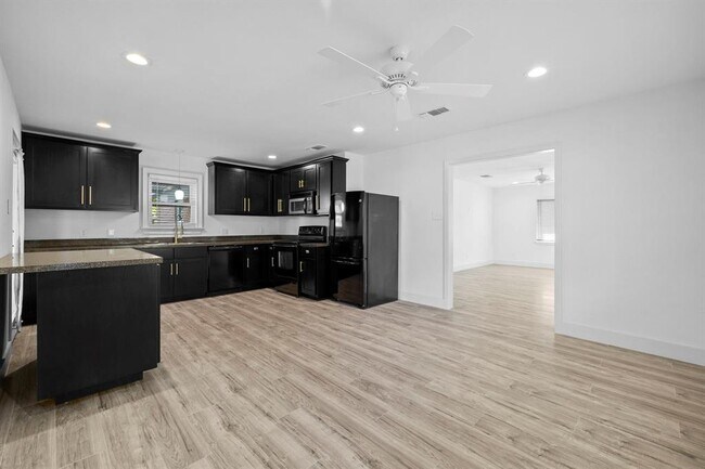 Building Photo - 5807 Mojave Dr
