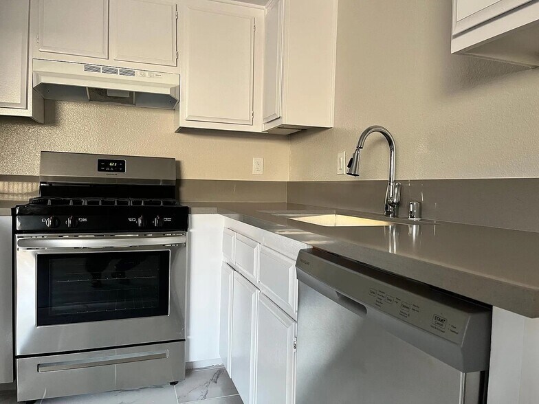 Building Photo - 544 E Tujunga Ave