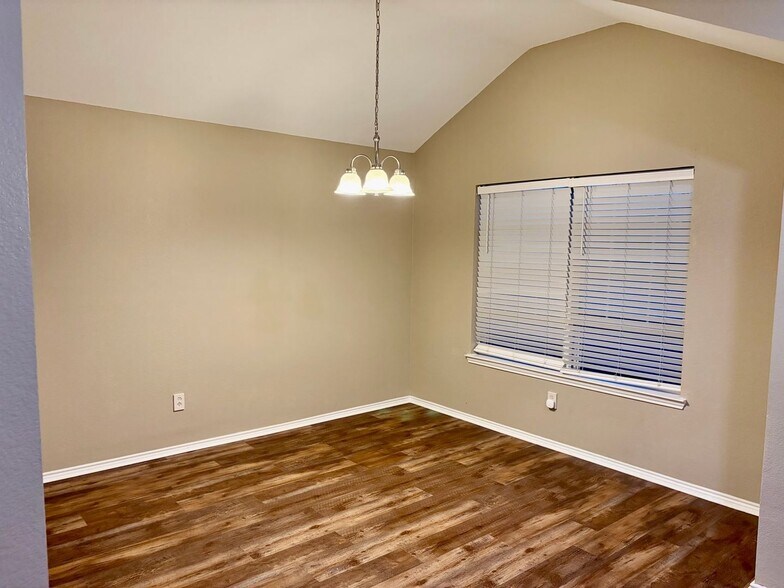 Building Photo - 809 Canyon Cove Dr