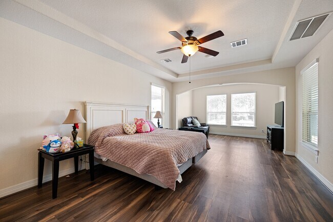 Building Photo - 4627 Miramar Dr