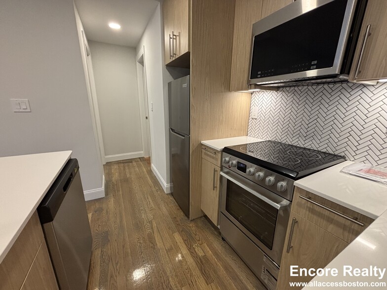 Building Photo - 531 Beacon St