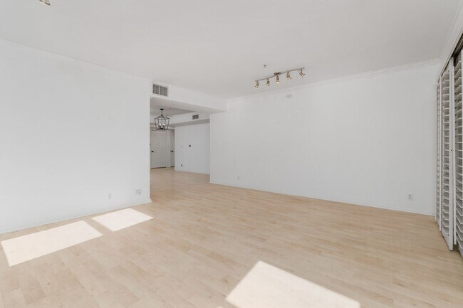 Building Photo - Charming 2-Bedroom, 3-Bathroom Home for Rent