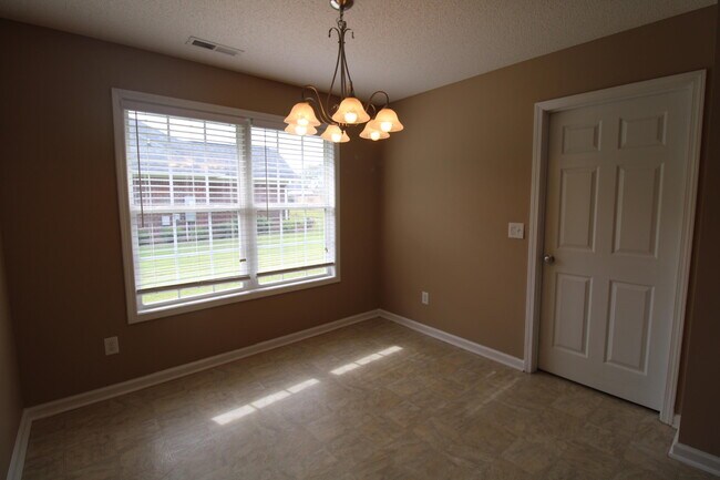 Building Photo - 2105 Hobbit Way
