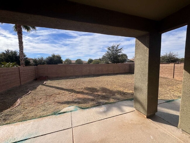 Building Photo - 821 W Saguaro Ln