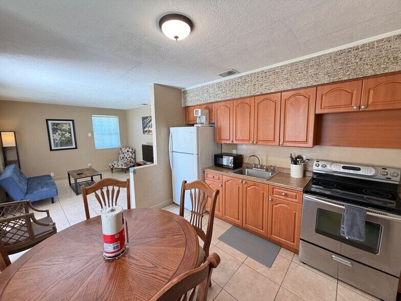 Building Photo - 212 SW 2nd Terrace