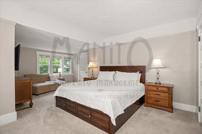 Building Photo - Stunning South Hill Home
