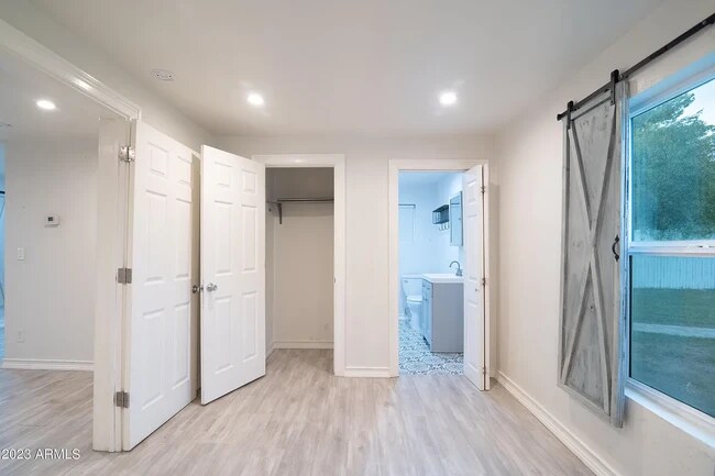 Building Photo - 5919 W Myrtle Ave