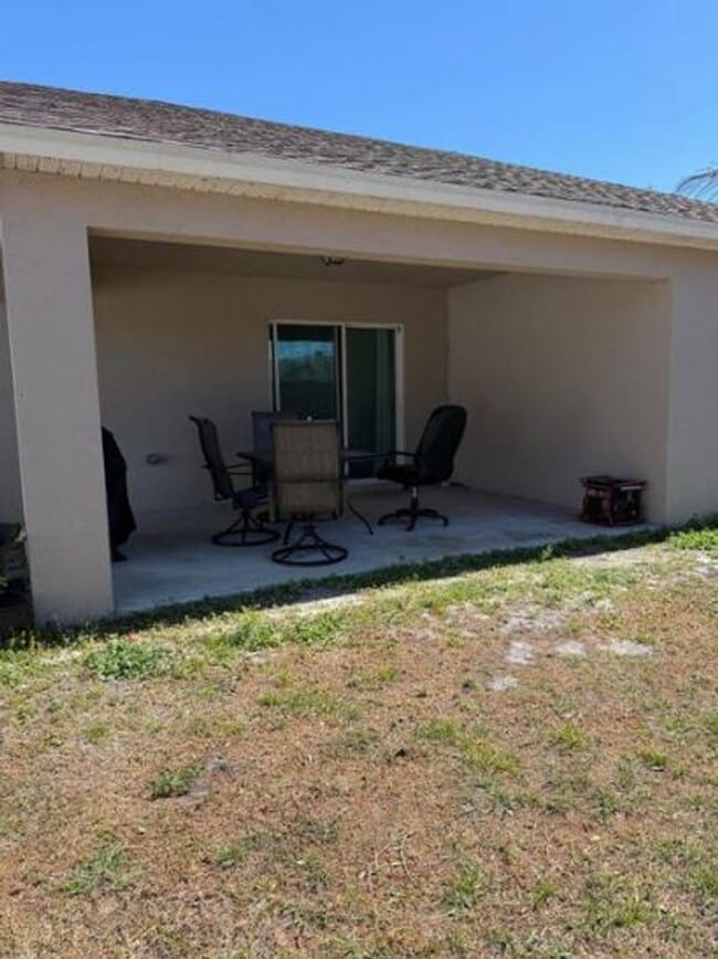 Building Photo - 4 bedroom 2 bath home in Port Saint Lucie