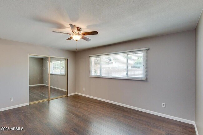 Building Photo - 831 E Stephens Dr