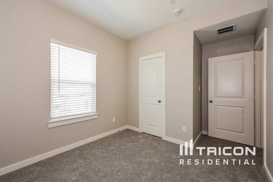 Building Photo - 3047 Whitetail Ln