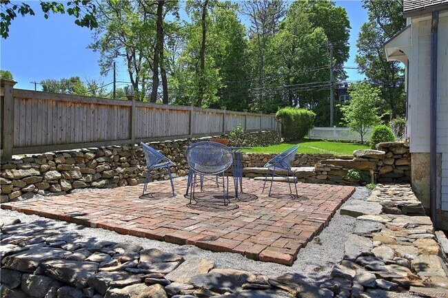 Building Photo - 96 Kings Hwy N