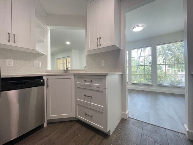 Building Photo - Renovated 2 Bedroom, 2 Bath First Floor in...