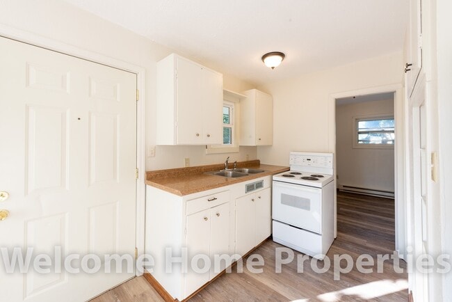 Building Photo - Cozy Clean and Quiet Home with Yard & Offi...